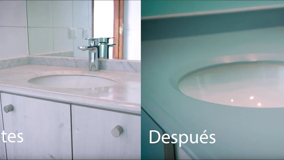 Antes y después de una cubierta de baño pintada, en el trailer del curso