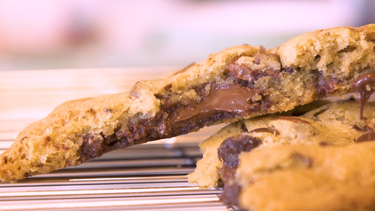 Galleta partida con el chocolate derretido