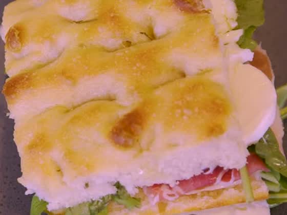Focaccia relleno: jamón serrano, rúcula y mozzarella