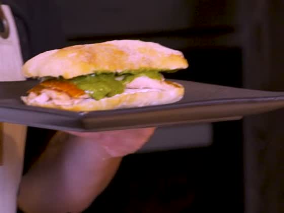 Ciabatta relleno: salmón ahumado, queso crema y pesto