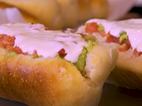 Pan de hot dog relleno: completo italiano