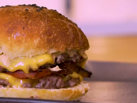 Pan de hamburguesa relleno: carne, queso, tocino y salsa