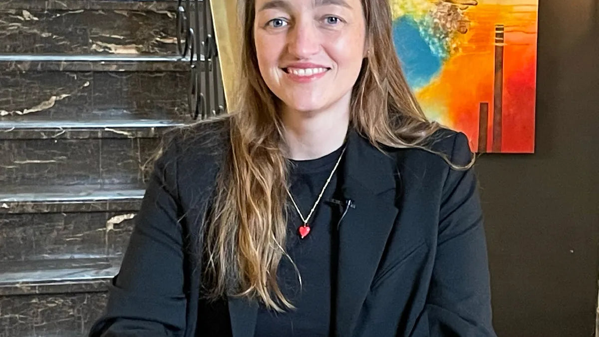 Fran Devés en el set del curso Planificación financiera para todos